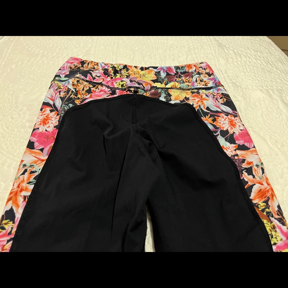 Nux leggings in black with side floral print - Picture 3 of 4